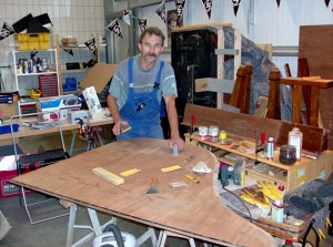 Alte lackschichten sind schonend in Handarbeit enfernt.